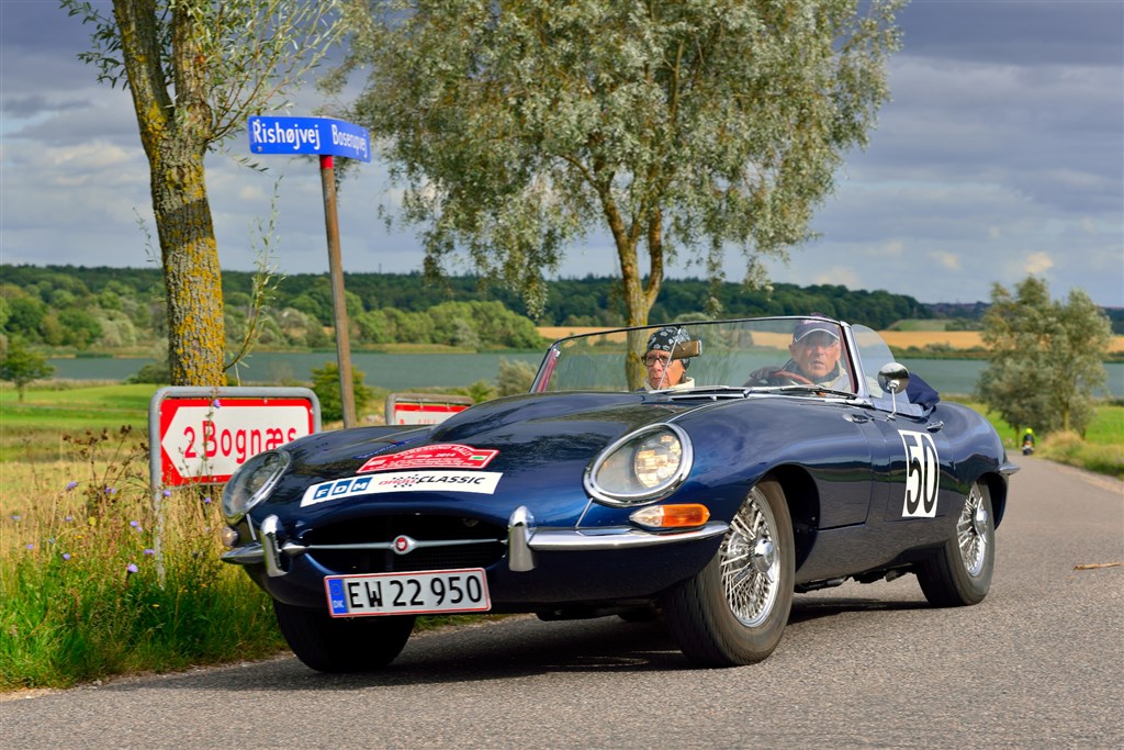 Oresund Rally er lige dele køreglæde, spændende biler og smukke, østsjællandske veje. Peter Mikkelsen, Ålsgårde, stiller op med denne smukke Jaguar E i turistklassen.
(Foto: Michael Eisenberg)